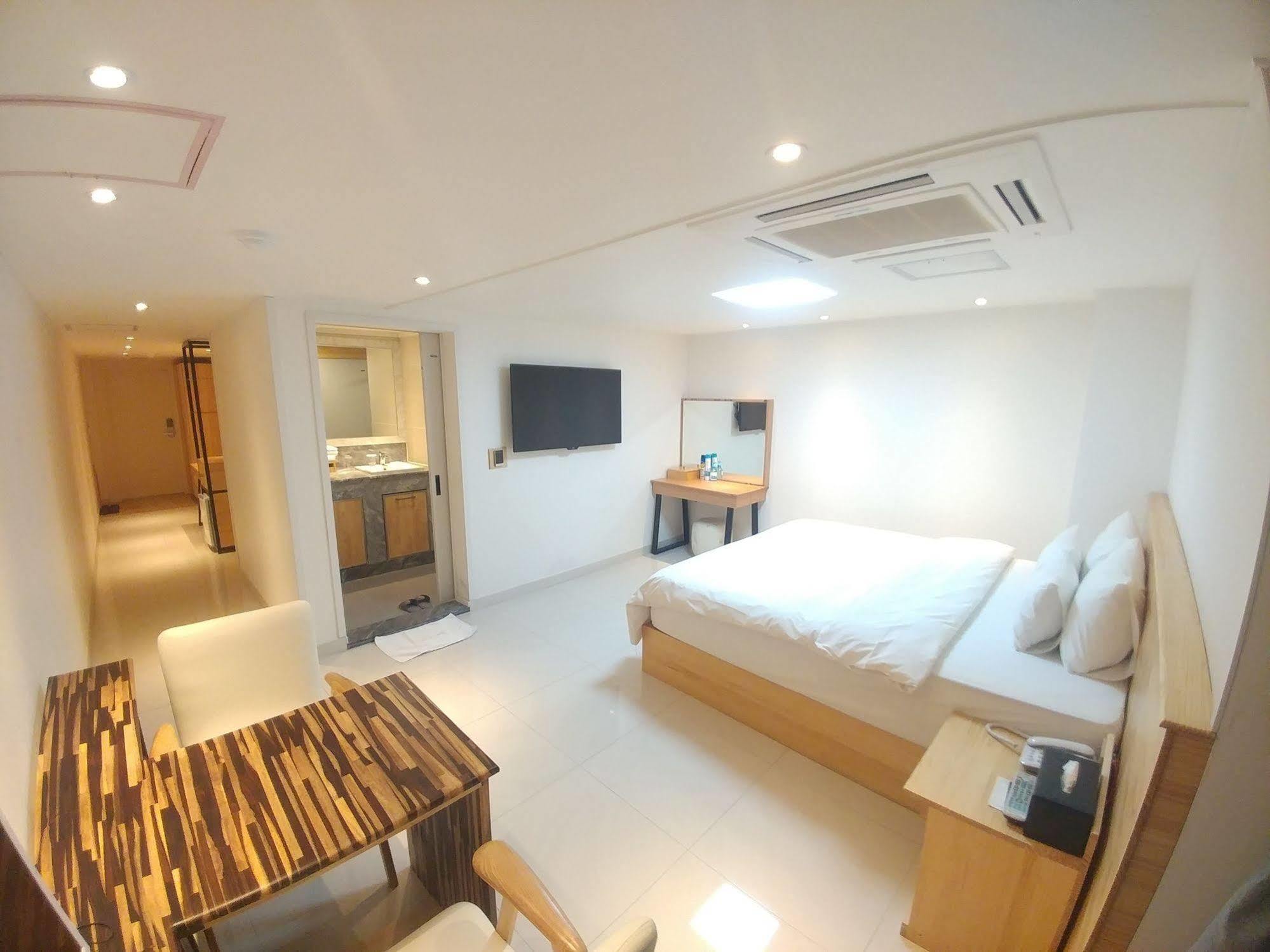I.Y Hotel Suwon Esterno foto